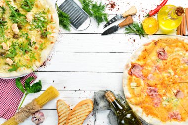 Pizza arka planı. Pizza çeşitleri ve malzemeler. İtalyan geleneksel mutfağı. Üst Manzara. Boş kopyalama alanı.