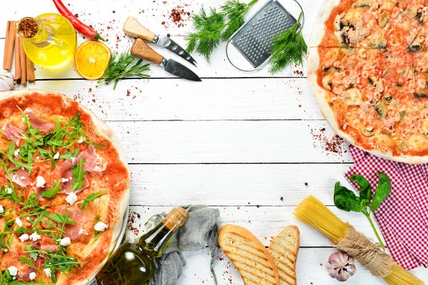 피자와 재료들의 이탈리아 위에서 — 스톡 사진