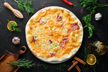 Domuz pastırmalı ve peynirli pizza. İtalyan geleneksel mutfağı. Üst Manzara. Boş kopyalama alanı.