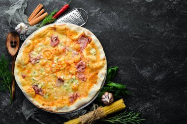 Domuz pastırmalı ve peynirli pizza. İtalyan geleneksel mutfağı. Üst Manzara. Boş kopyalama alanı.
