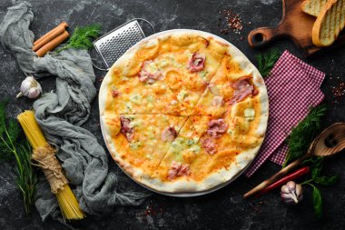 Domuz pastırmalı ve peynirli pizza. İtalyan geleneksel mutfağı. Üst Manzara. Boş kopyalama alanı.
