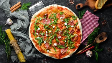 Prosciutto ve peynirli pizza. Üst Manzara. Boş kopyalama alanı.