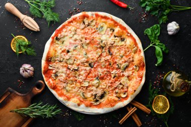 Deniz mahsullü, mantarlı ve peynirli pizza. Üst Manzara. Boş kopyalama alanı.