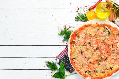 Deniz mahsullü, mantarlı ve peynirli pizza. Üst Manzara. Boş kopyalama alanı.