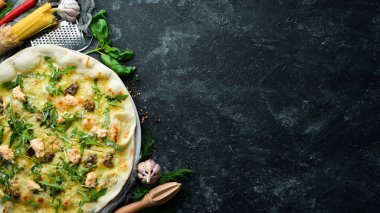 Roka, mantar ve peynirli pizza. Üst Manzara. Boş kopyalama alanı.