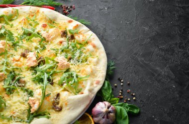 Roka, mantar ve peynirli pizza. Üst Manzara. Boş kopyalama alanı.