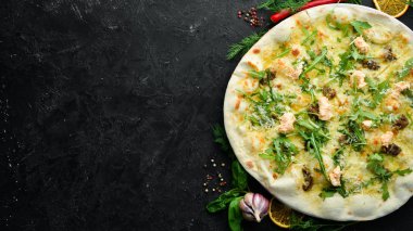 Roka, mantar ve peynirli pizza. Üst Manzara. Boş kopyalama alanı.