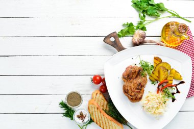 Patatesli biftek ve lahana turşusu. Üst Manzara. Metnin için boş yer.