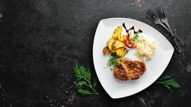 Patatesli biftek ve lahana turşusu. Üst Manzara. Metnin için boş yer.