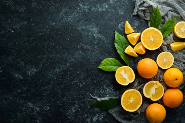 Свежие Апельсины Листьями Цитрусовые Каменном Фоне Вид Сверху Свободное Пространство — стоковое фото