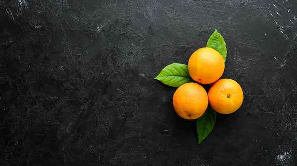 Oranges Fraîches Avec Des Feuilles Agrumes Sur Fond Pierre Vue — Photo