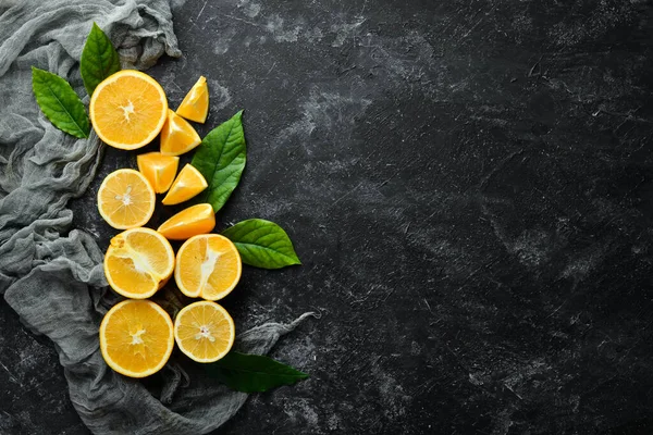 Свежие Апельсины Листьями Цитрусовые Каменном Фоне Вид Сверху Свободное Пространство — стоковое фото