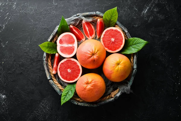 Verse Grapefruits Een Houten Doos Citrusvruchten Stenen Ondergrond Bovenaanzicht Gratis — Stockfoto