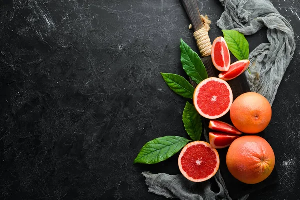 Vers Sappig Grapefruit Met Bladeren Citrusvruchten Witte Houten Ondergrond Bovenaanzicht — Stockfoto