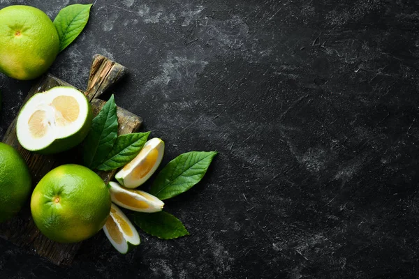 Édes Zöld Citrusfélék Fekete Alapon Első Látásra Szabad Másolási Hely — Stock Fotó