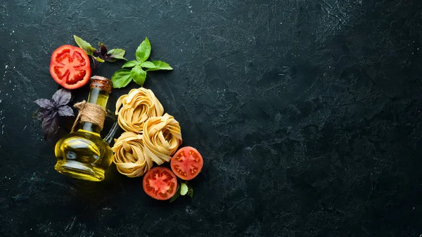 Dry Pasta Tomatoes Greens Oil Ingredients Italian Traditional Cuisine Fresh — Stock Photo, Image
