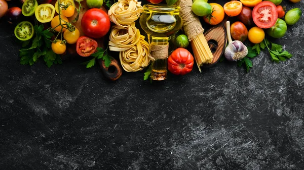 Pastas Secas Tomates Verduras Aceite Ingredientes Cocina Tradicional Italiana Verduras —  Fotos de Stock