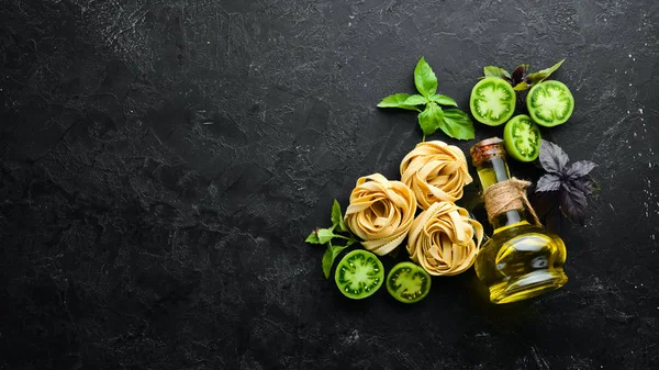 Dry Pasta Tomatoes Greens Oil Ingredients Italian Traditional Cuisine Fresh — Stock Photo, Image