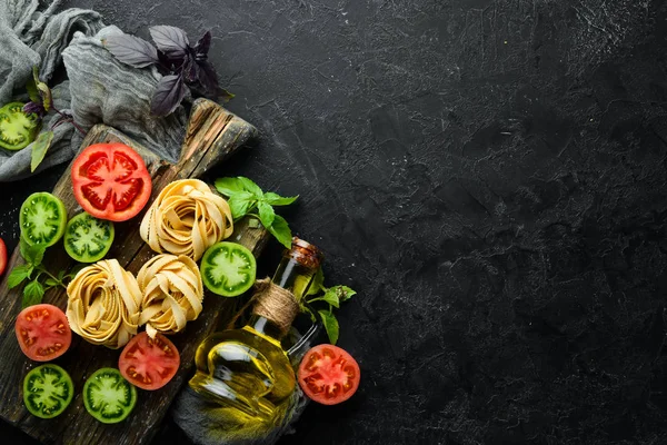 Torr Pasta Tomater Grönt Olja Och Ingredienser Italiensk Traditionell Mat — Stockfoto