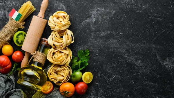 Dry Pasta Tomatoes Greens Oil Ingredients Italian Traditional Cuisine Fresh — Stock Photo, Image