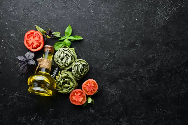 Massa Verde Crua Com Tomate Óleo Salsa Sobre Fundo Madeira — Fotografia de Stock