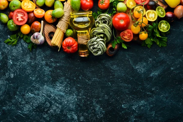 Massa Verde Crua Com Tomate Óleo Salsa Sobre Fundo Madeira — Fotografia de Stock