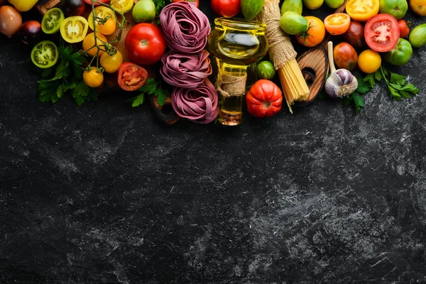 Massa Seca Com Óleo Tomate Colorido Salsa Cozinha Tradicional Italiana — Fotografia de Stock