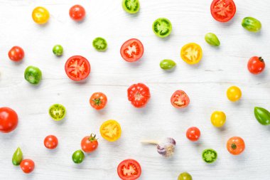 Beyaz ahşap arka planda renkli domates ve maydanoz. Taze sebzeler. Üst Manzara. Metnin için boş yer.
