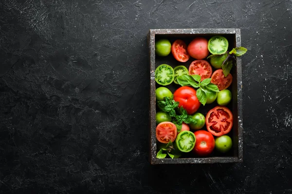 Kolorowe Pomidory Słoikiem Oleju Drewnianym Pudełku Czarnym Kamiennym Tle Widok — Zdjęcie stockowe
