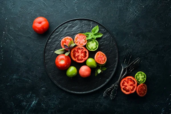 Verduras Tomates Color Fresco Sobre Fondo Piedra Negra Vista Superior — Foto de Stock