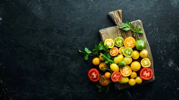 Verduras Tomates Color Fresco Sobre Fondo Piedra Negra Vista Superior —  Fotos de Stock