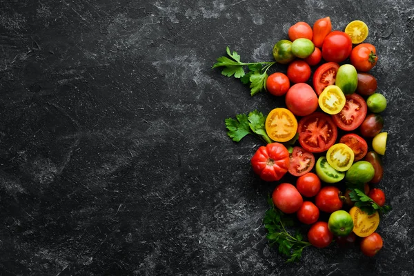 Warzywa Świeże Kolorowe Pomidory Czarnym Kamiennym Tle Widok Góry Wolne — Zdjęcie stockowe