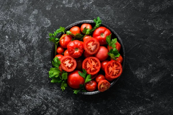 Tomates Plato Sobre Fondo Piedra Negra Verduras Vista Superior Espacio — Foto de Stock