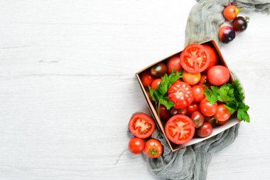 Siyah taş zemin üzerinde taze kırmızı domatesler. Sebzeler. Üst Manzara. Metnin için boş yer.