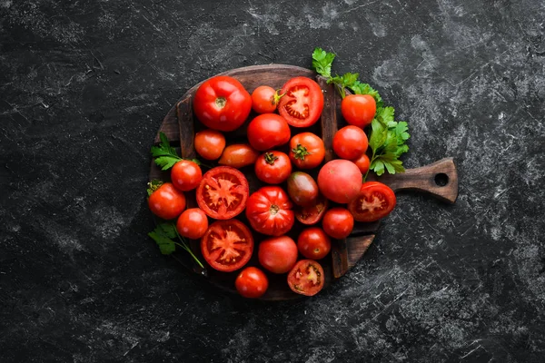 Tomates Vermelhos Frescos Sobre Fundo Madeira Branca Verdes Vista Superior — Fotografia de Stock