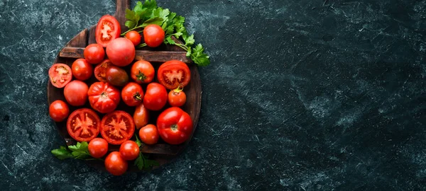 Φρέσκες Κόκκινες Ντομάτες Λευκό Ξύλινο Φόντο Πράσινοι Στο Πάνω Μέρος — Φωτογραφία Αρχείου