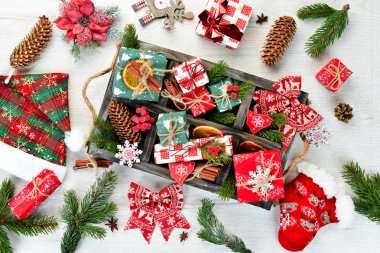 Noel ve Yeni Yıl dekorasyonları tahta bir kutuda. Üst görünüm.