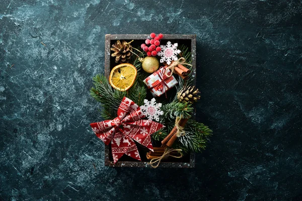 Decorações Natal Ano Novo Uma Caixa Madeira Vista Superior — Fotografia de Stock