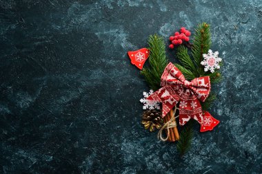 Noel arkaplanı hediyeler ve dekorasyonlarla dolu. Üst görünüm.