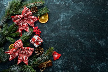 Noel arkaplanı hediyeler ve dekorasyonlarla dolu. Üst görünüm.