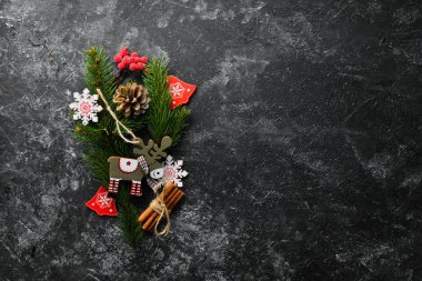 Noel arkaplanı hediyeler ve dekorasyonlarla dolu. Üst görünüm.