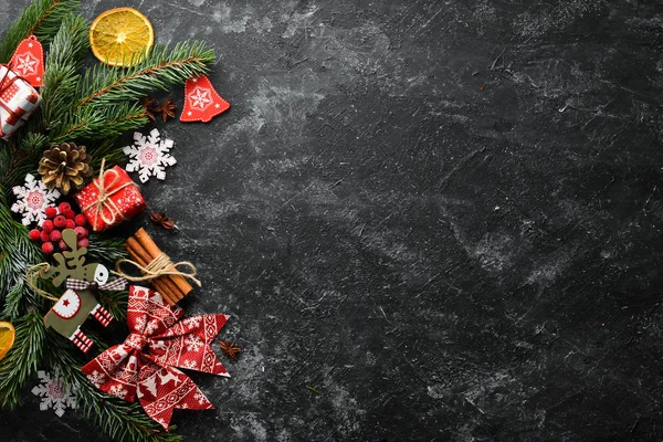 Noel arkaplanı hediyeler ve dekorasyonlarla dolu. Üst görünüm.