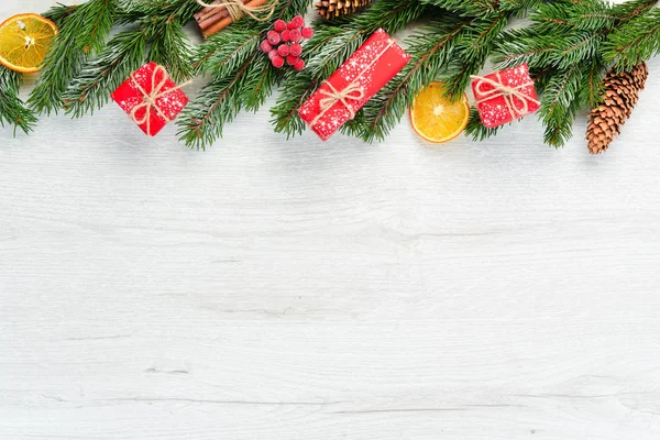 Sfondo Bianco Natale Legno Con Regali Decorazioni Vista Dall Alto — Foto Stock