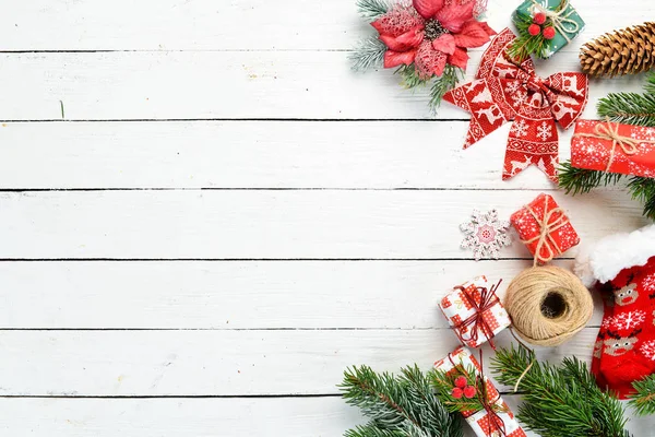 Hediyeler ve dekorasyonlarla dolu beyaz bir Noel arkaplanı. Üst görünüm.