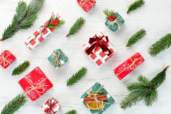 Sfondo Bianco Natale Legno Con Regali Decorazioni Vista Dall Alto — Foto Stock