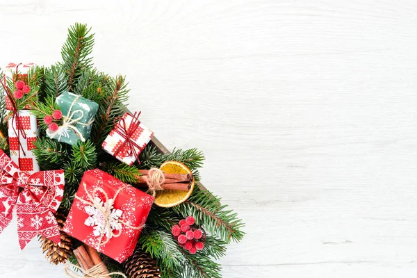 Sfondo Bianco Natale Legno Con Regali Decorazioni Vista Dall Alto — Foto Stock