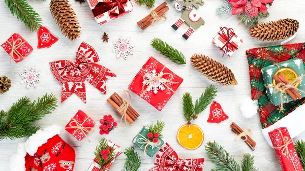 Sfondo Bianco Natale Legno Con Regali Decorazioni Vista Dall Alto — Foto Stock