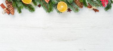 Noel kartı. Hediye kutuları, Noel ağacı ve beyaz arka planda Noel süslemeleri. Üst görünüm.