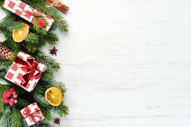 Noel kartı. Hediye kutuları, Noel ağacı ve beyaz arka planda Noel süslemeleri. Üst görünüm.