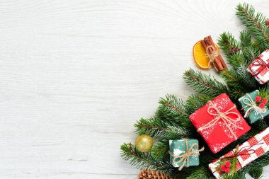 Noel kartı. Hediye kutuları, Noel ağacı ve beyaz arka planda Noel süslemeleri. Üst görünüm.